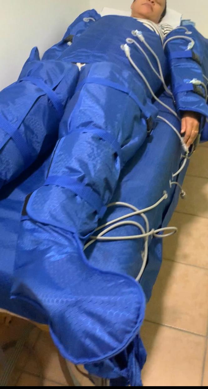 Sesión de presoterapia con máquina de compresión