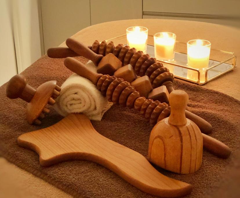 Sesión de maderoterapia con instrumentos de madera